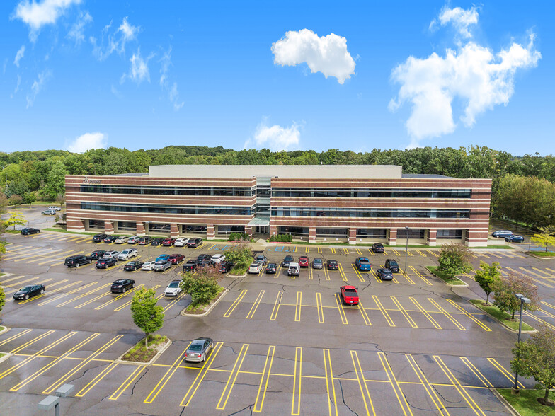 900 N Squirrel Rd, Auburn Hills, MI for lease - Building Photo - Image 1 of 11