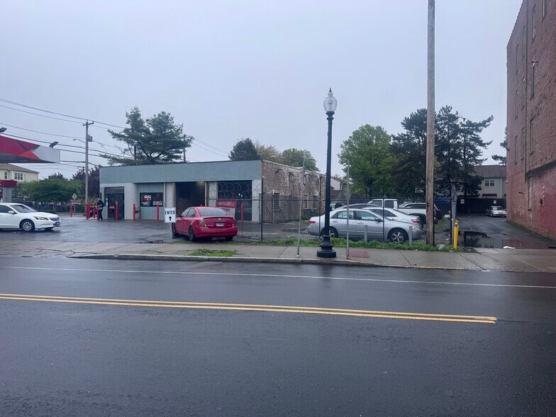 624 E Main St, Bridgeport, CT for sale - Building Photo - Image 1 of 1