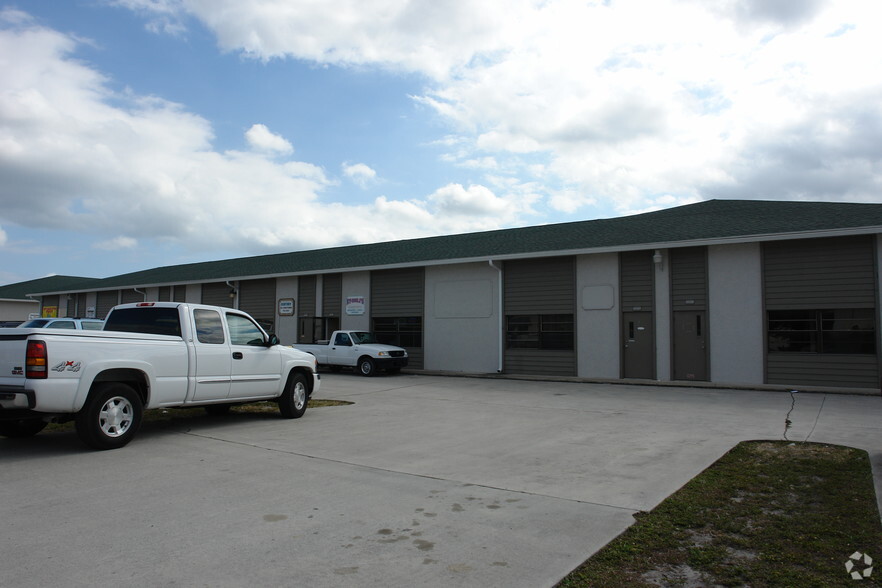 3030-3050 SE Dominica Ter, Stuart, FL for lease - Primary Photo - Image 1 of 3