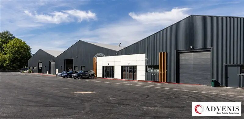 Industrial in Neuville-en-Ferrain for lease - Building Photo - Image 1 of 8