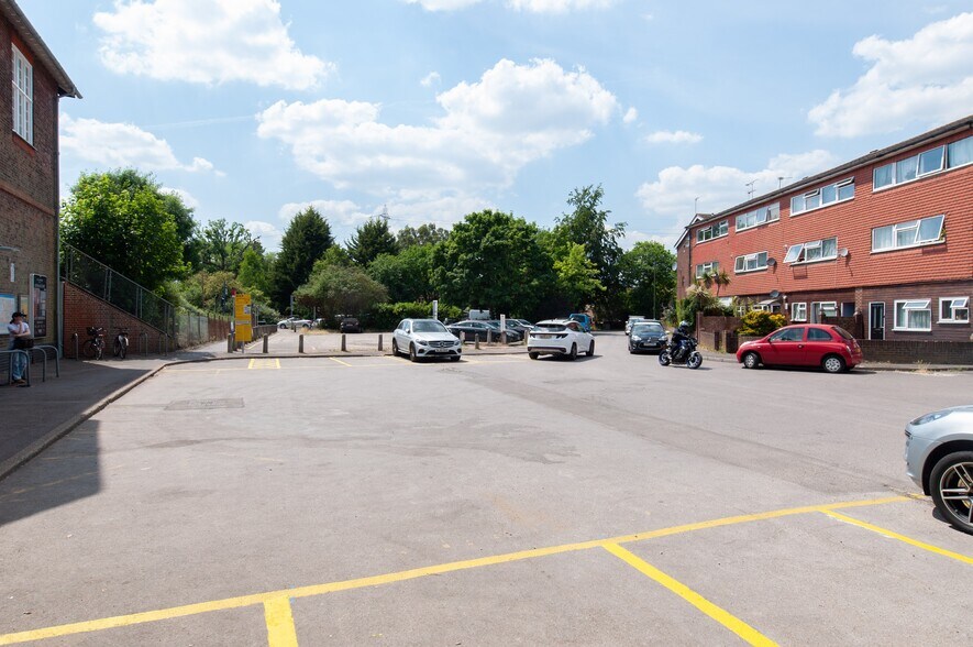 Westfield Parade, Addlestone, KT15 3LQ