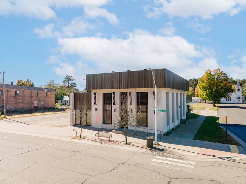 402 Washington Ave, Iron River, MI for sale - Building Photo - Image 1 of 29