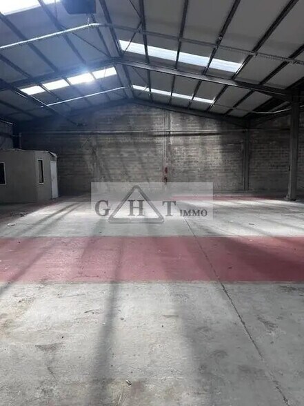 Office in Servon for lease - Interior Photo - Image 1 of 4