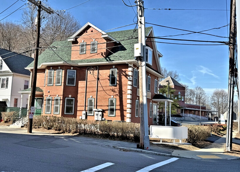 44 Montvale Ave, Stoneham, MA for sale - Building Photo - Image 3 of 31