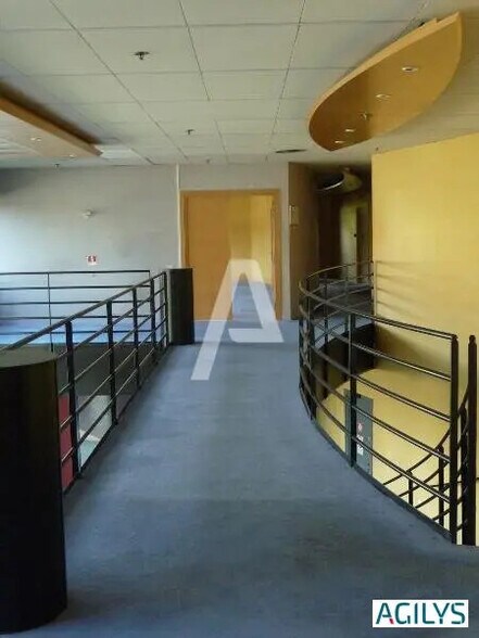 Flex in Palaiseau for lease - Interior Photo - Image 2 of 12