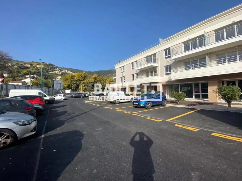 Retail in Mandelieu-la-Napoule for lease - Building Photo - Image 1 of 12