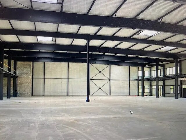 Flex in Saint-Priest for lease - Building Photo - Image 3 of 5