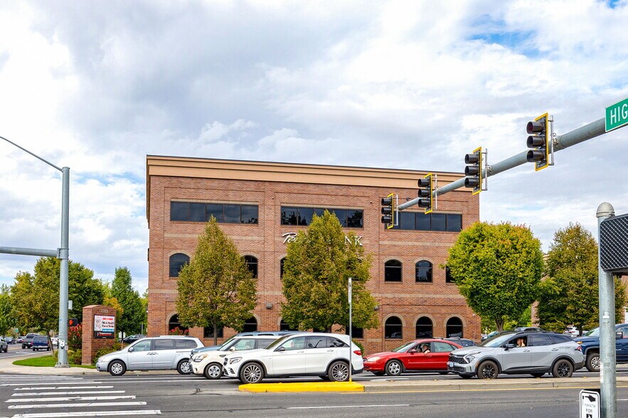 1311 E Barnett Rd, Medford, OR for lease - Building Photo - Image 2 of 6