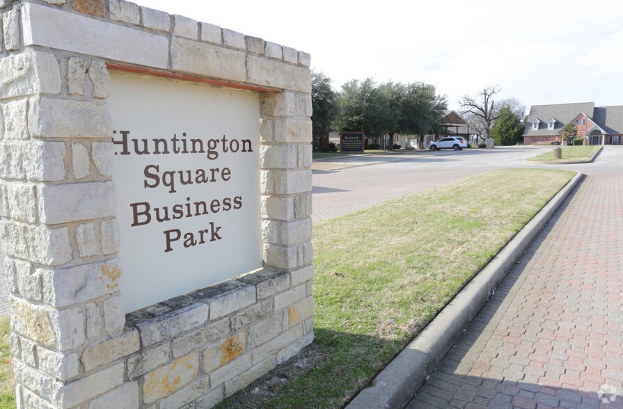 9285 Huntington Sq, North Richland Hills, TX for lease - Building Photo - Image 3 of 7