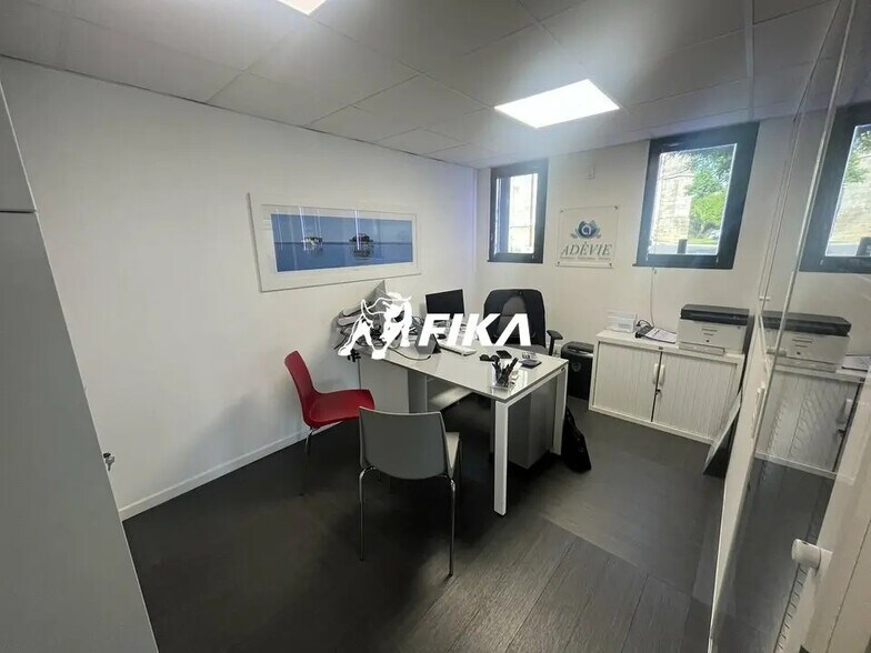 Retail in Saint-Médard-en-Jalles for sale - Building Photo - Image 3 of 12