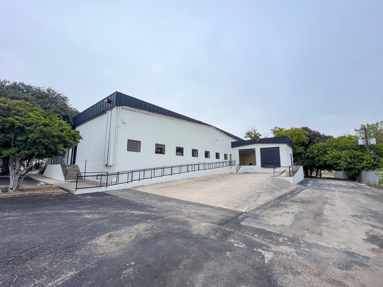 355 Spencer Ln, San Antonio, TX for lease - Building Photo - Image 1 of 15