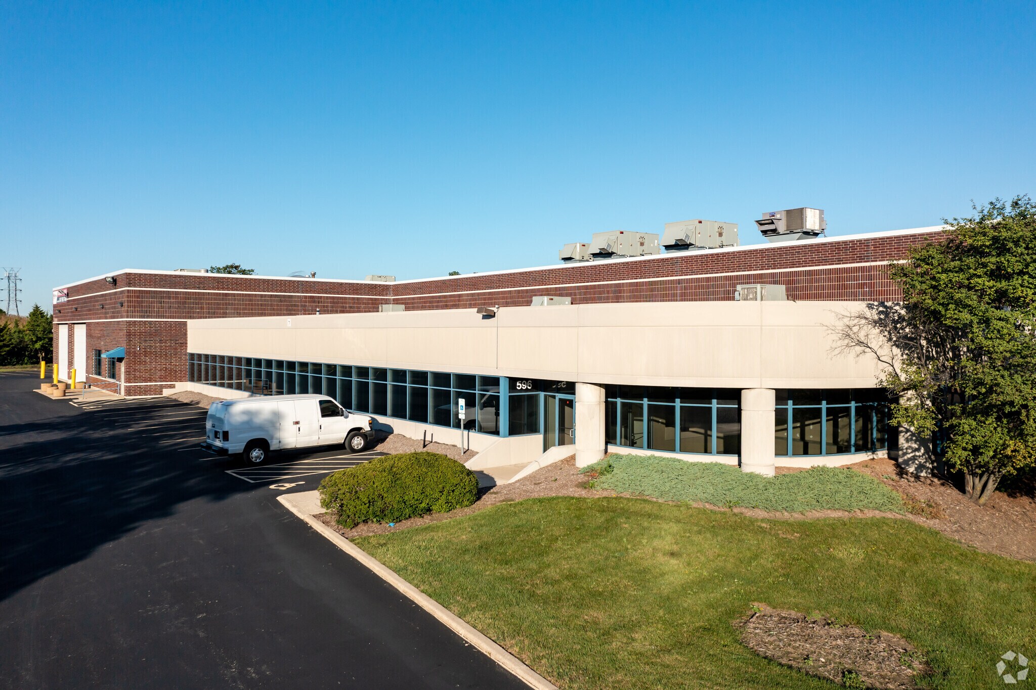 596 Lamont Rd, Elmhurst, IL for sale Primary Photo- Image 1 of 1