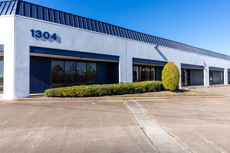 1304 Langham Creek Dr, Houston, TX for lease - Building Photo - Image 1 of 5