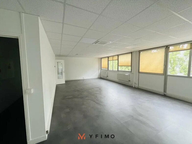 Flex in Trappes for lease - Interior Photo - Image 3 of 7
