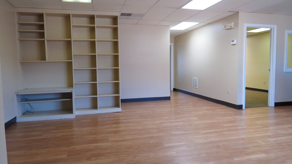 297 Daniel Webster Hwy, Merrimack, NH for lease - Building Photo - Image 3 of 17