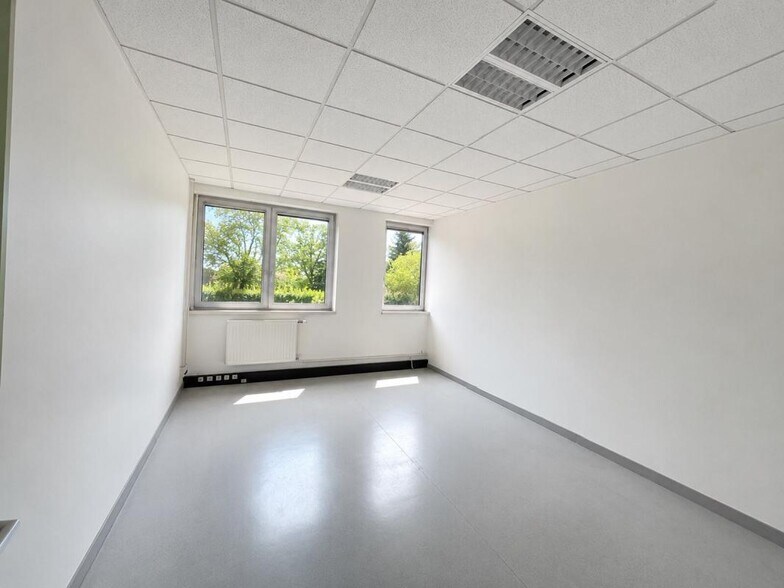 Office in Vannes for lease - Building Photo - Image 3 of 10