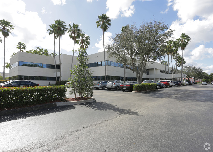 9750 NW 33rd St, Coral Springs, FL for lease - Primary Photo - Image 1 of 9