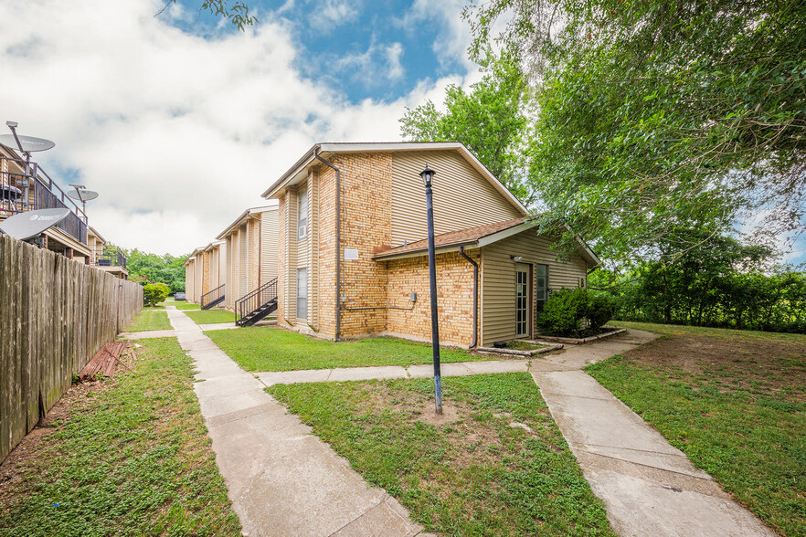 700 N Medina St, Lockhart, TX for sale - Primary Photo - Image 2 of 30