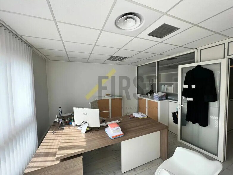 Office in Antibes for lease - Interior Photo - Image 2 of 6