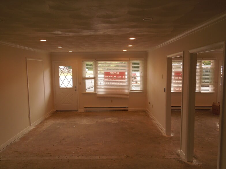 750 Boston Neck Rd, Narragansett, RI for lease - Interior Photo - Image 3 of 8