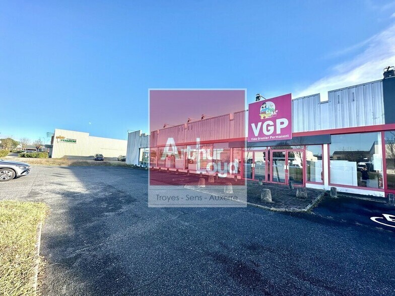 Retail in Troyes for lease - Building Photo - Image 3 of 6