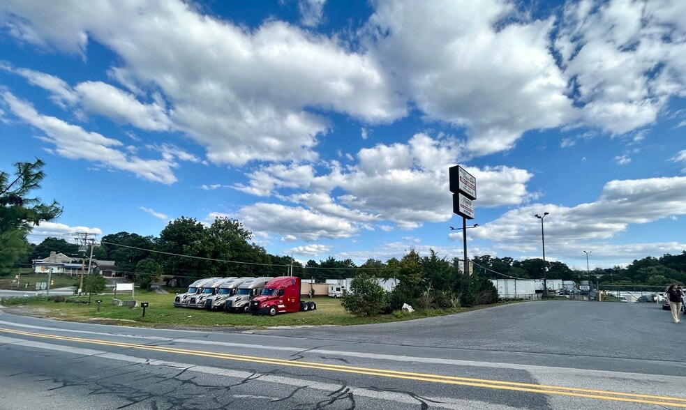 1550 Robinhood Dr, Etters, PA for sale - Building Photo - Image 3 of 4