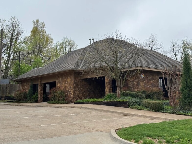 218 E 10th Street Plz, Edmond, OK for lease - Building Photo - Image 3 of 24