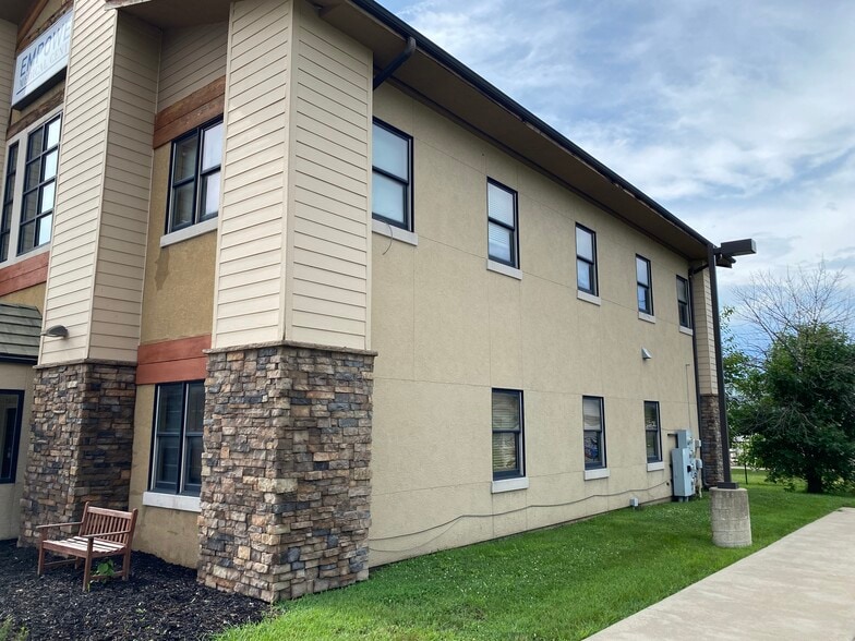 354 Greenwich Dr, Lee's Summit, MO for sale - Building Photo - Image 3 of 40