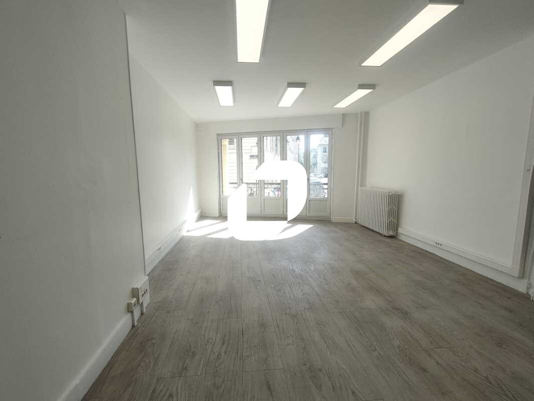 Office in Versailles for lease Building Photo- Image 1 of 22