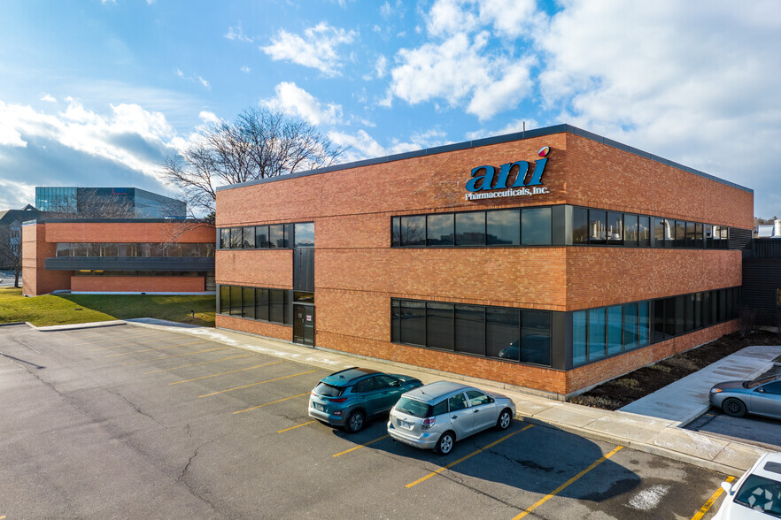 400 Iroquois Shore Rd, Oakville, ON for lease - Primary Photo - Image 1 of 5