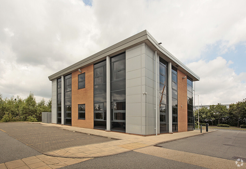 De Havilland Dr, Liverpool for lease - Building Photo - Image 2 of 6