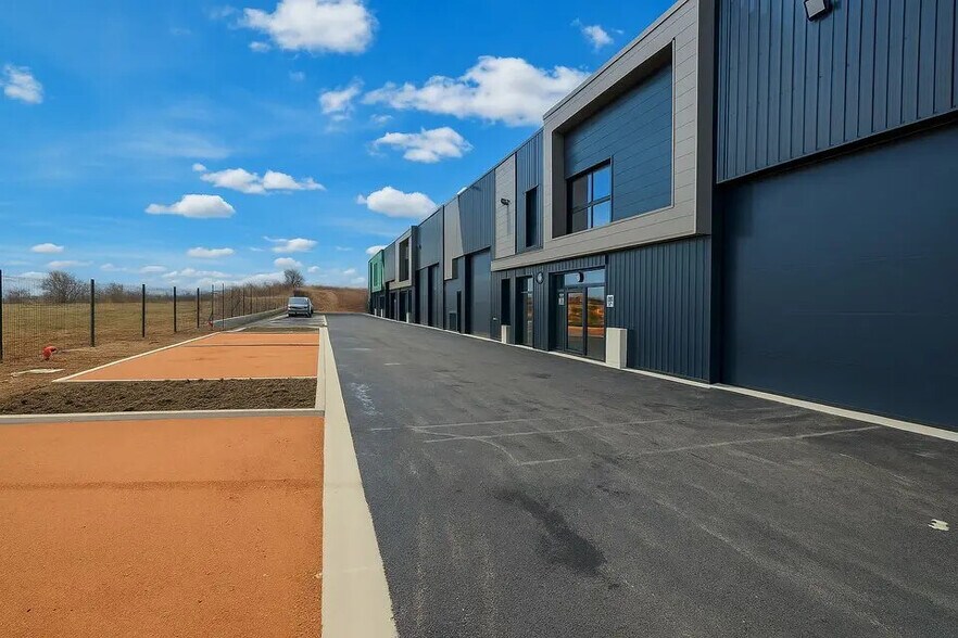 Flex in Villette-d'Anthon for sale - Building Photo - Image 1 of 9