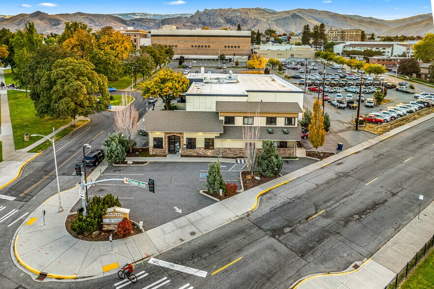 10 N Chelan Ave, Wenatchee, WA for lease - Building Photo - Image 2 of 46