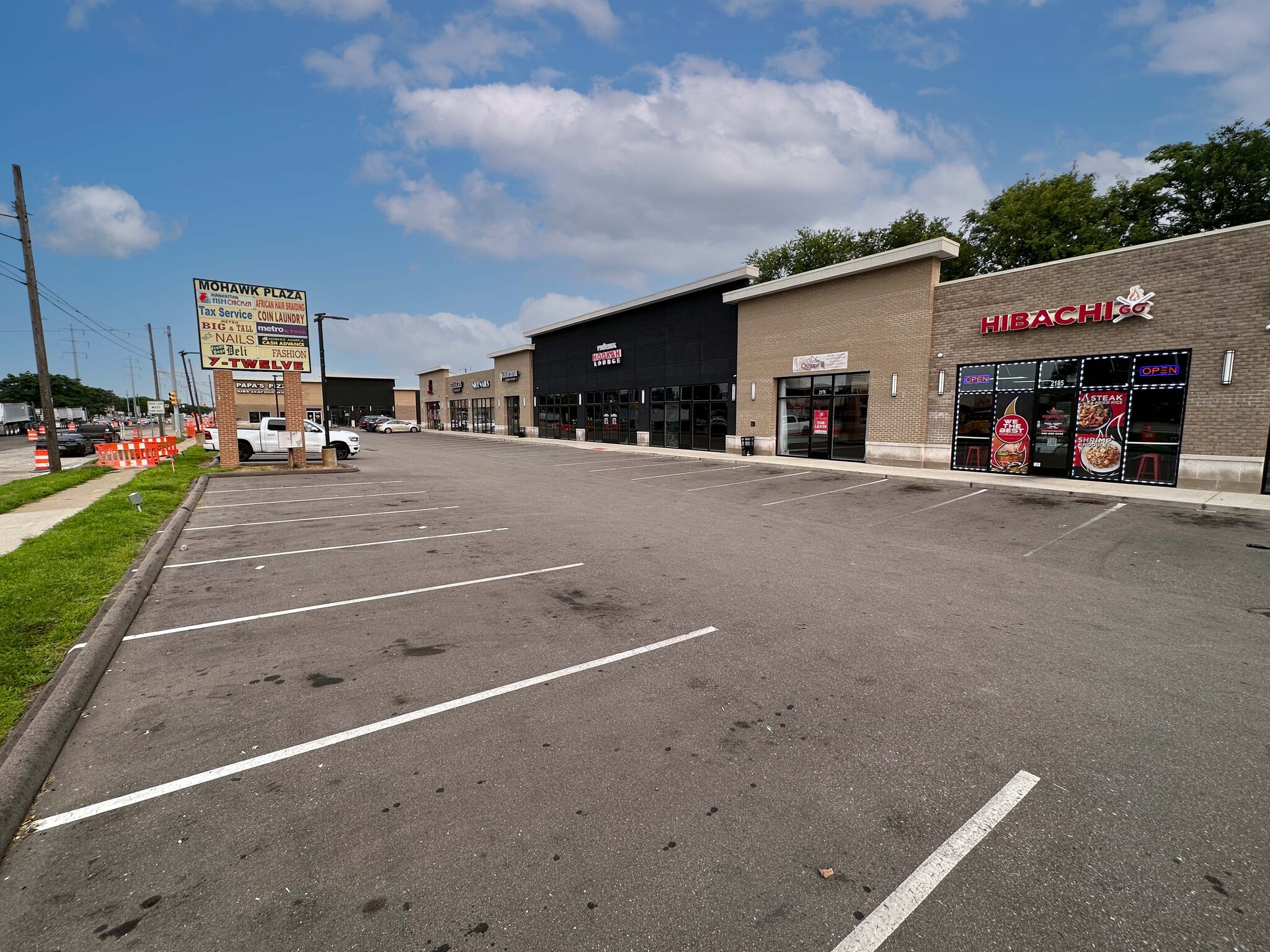 2005-2201 E 8 Mile Rd, Warren, MI for lease Building Photo- Image 1 of 8