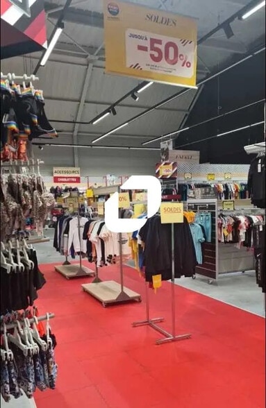 Retail in Thorigny-sur-Marne for lease - Interior Photo - Image 2 of 9