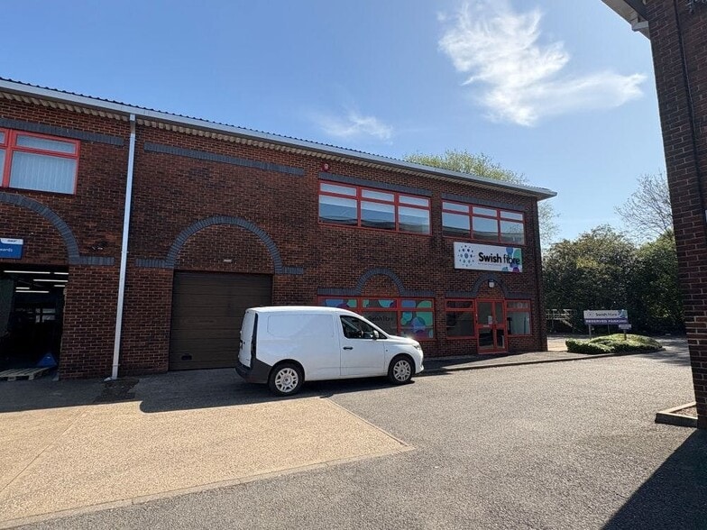 3 Canada Close, Banbury for lease - Building Photo - Image 3 of 12