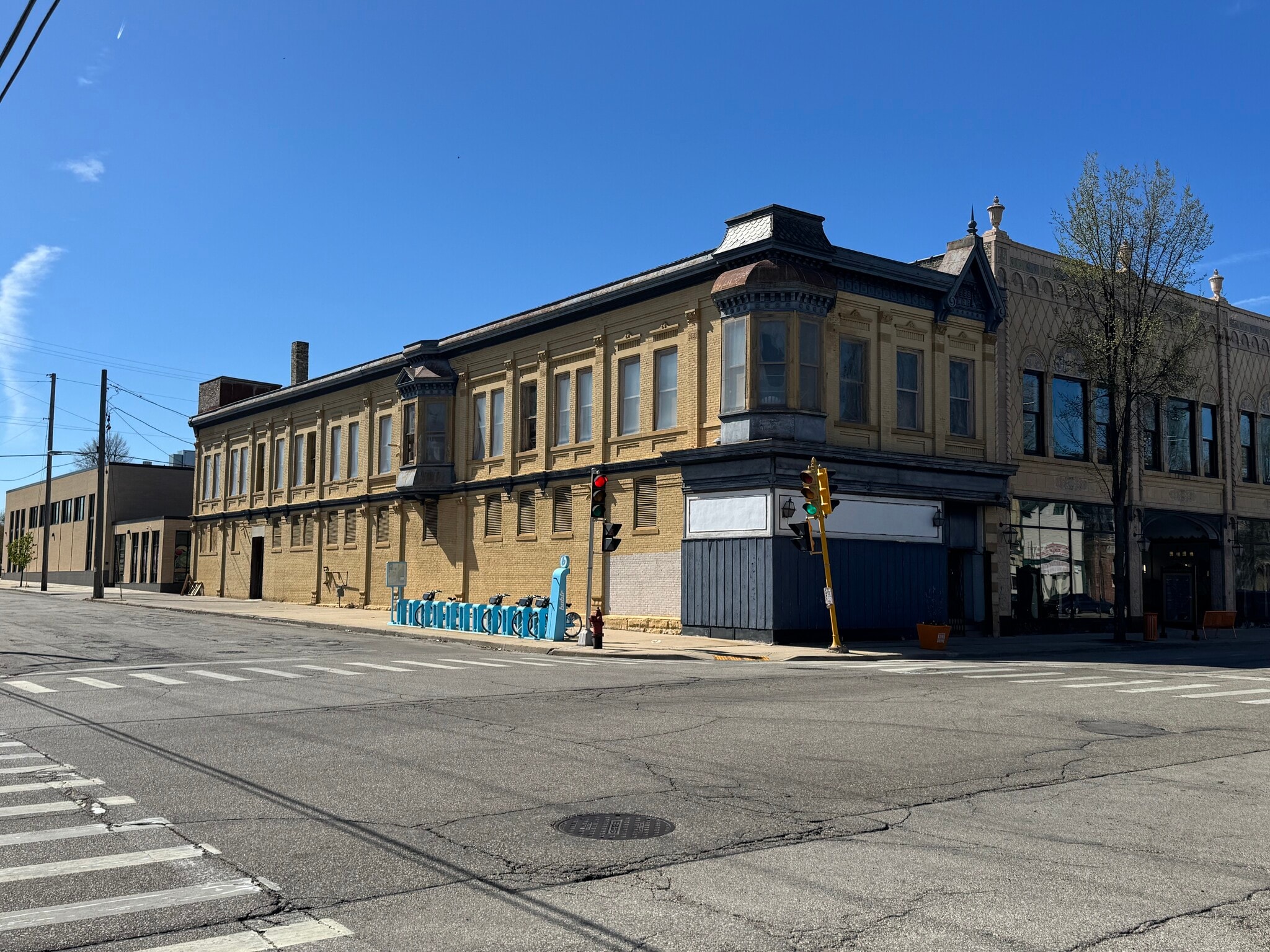 2001-2003 N Martin Luther King Jr Drive, Milwaukee, WI for sale Building Photo- Image 1 of 14