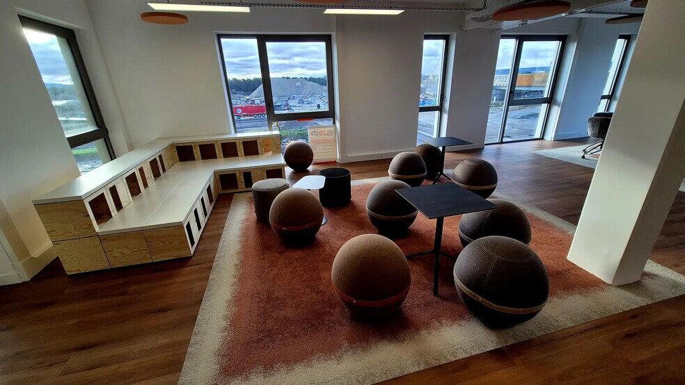 Office in Rouen for lease - Interior Photo - Image 3 of 4