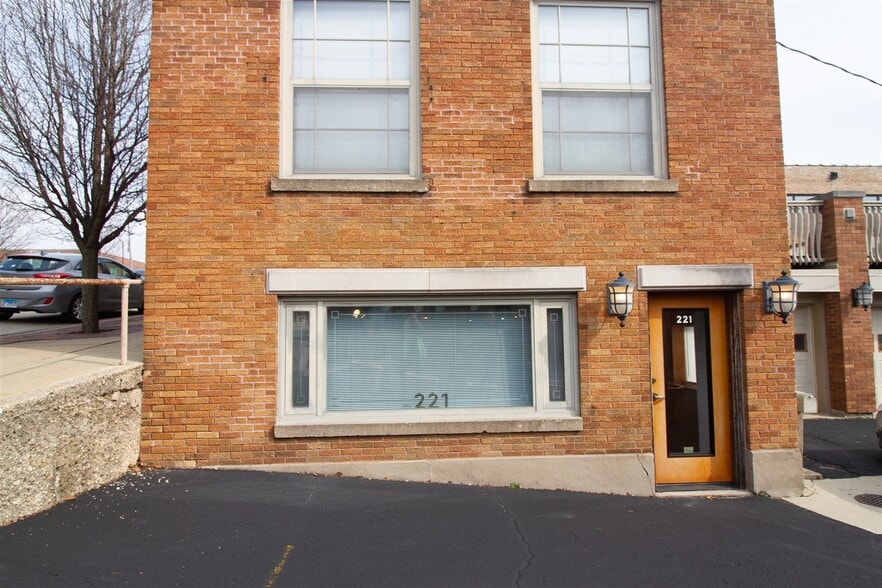 221 DuPage St, Elgin, IL for lease - Building Photo - Image 1 of 7