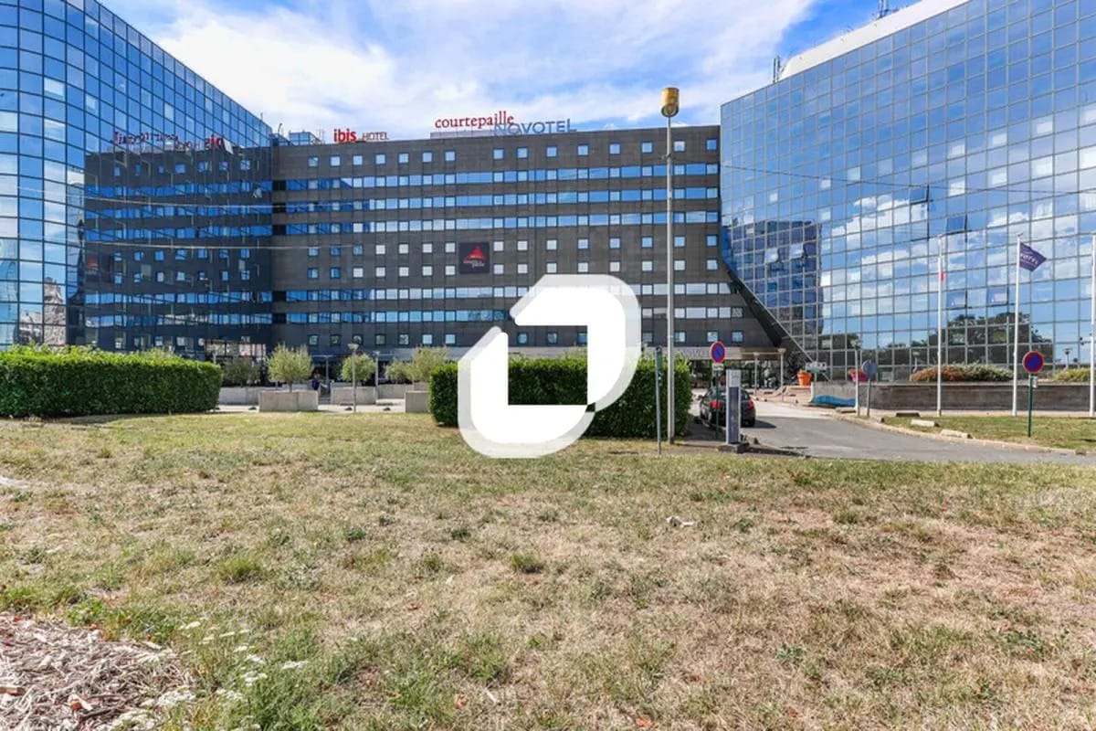 Office in Noisy-le-Grand for lease Building Photo- Image 1 of 14