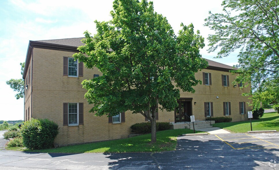 210 Regency Ct, Brookfield, WI for sale - Primary Photo - Image 1 of 1