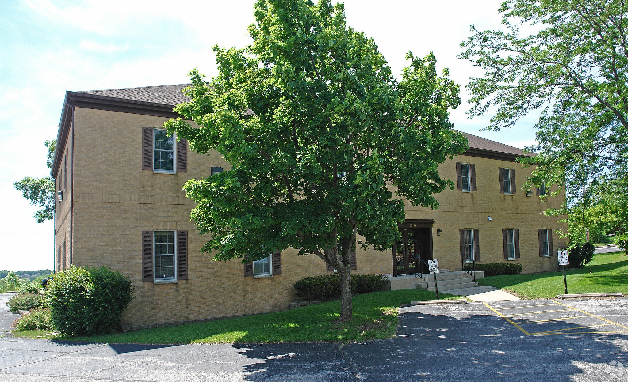 210 Regency Ct, Brookfield, WI for sale Primary Photo- Image 1 of 1