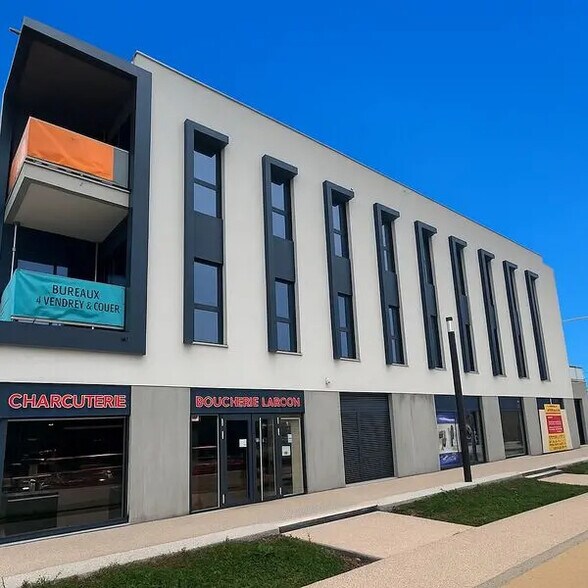 Office in Péronnas for lease - Building Photo - Image 1 of 5