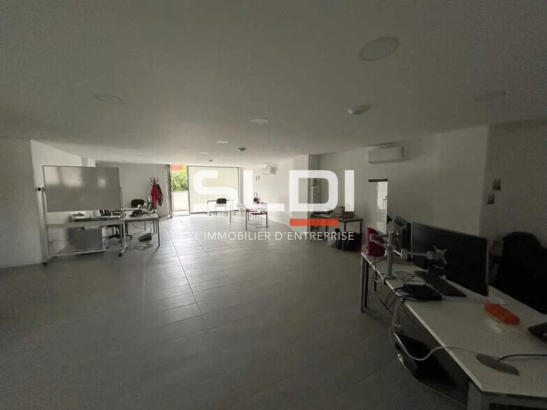 Retail in Jassans-Riottier for lease - Interior Photo - Image 2 of 7