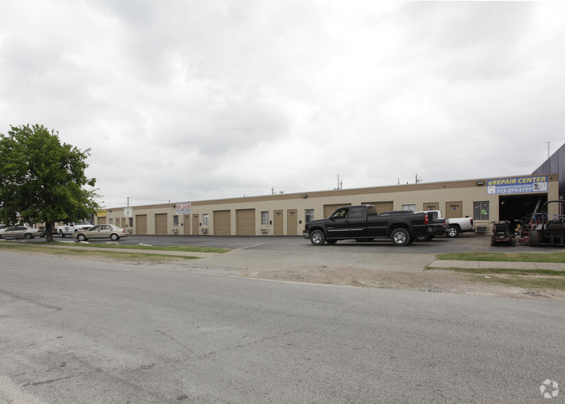 7001 Mullins Dr, Houston, TX for lease - Building Photo - Image 3 of 3