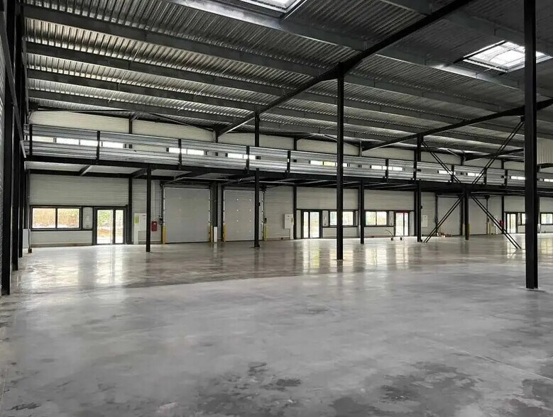 Industrial in Buc for lease - Interior Photo - Image 1 of 3