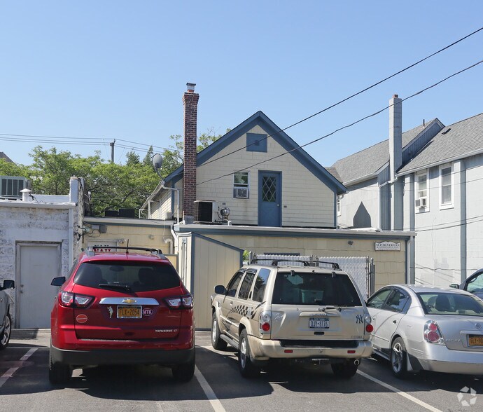 371-373 Main St, Center Moriches, NY for lease - Building Photo - Image 2 of 4