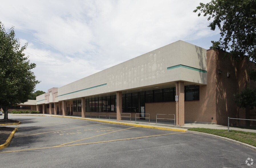 655 E Main St, East Patchogue, NY for lease - Building Photo - Image 3 of 11