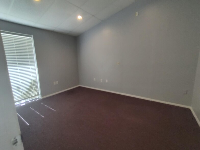 1721 Independence Blvd, Sarasota, FL for lease - Building Photo - Image 3 of 10