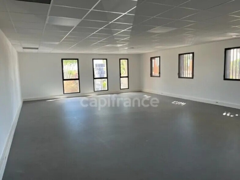 Office in Aigues-Mortes for lease - Interior Photo - Image 2 of 10